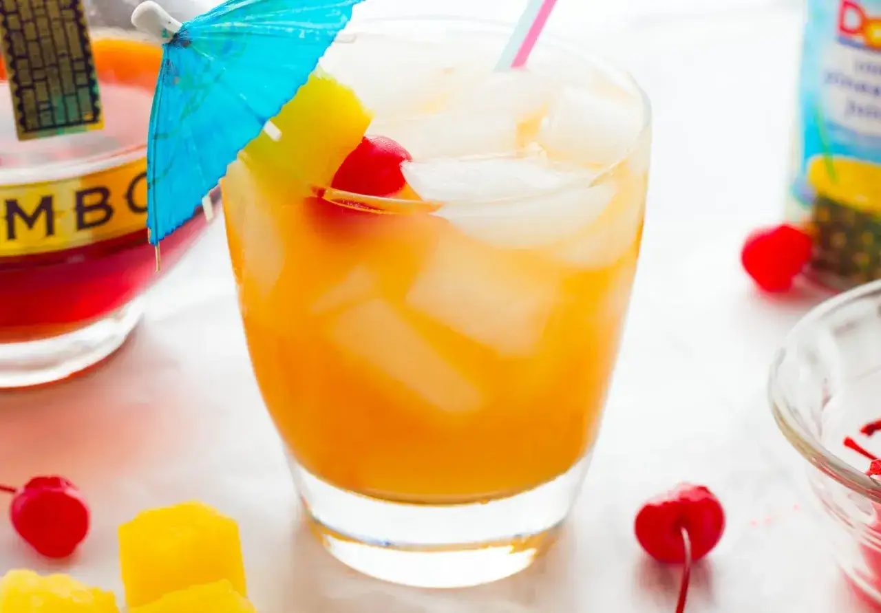 Orzeźwiający drink z ananasem i wiśnią, idealny do letnich upałów. Poznaj prosty pina colada przepis!