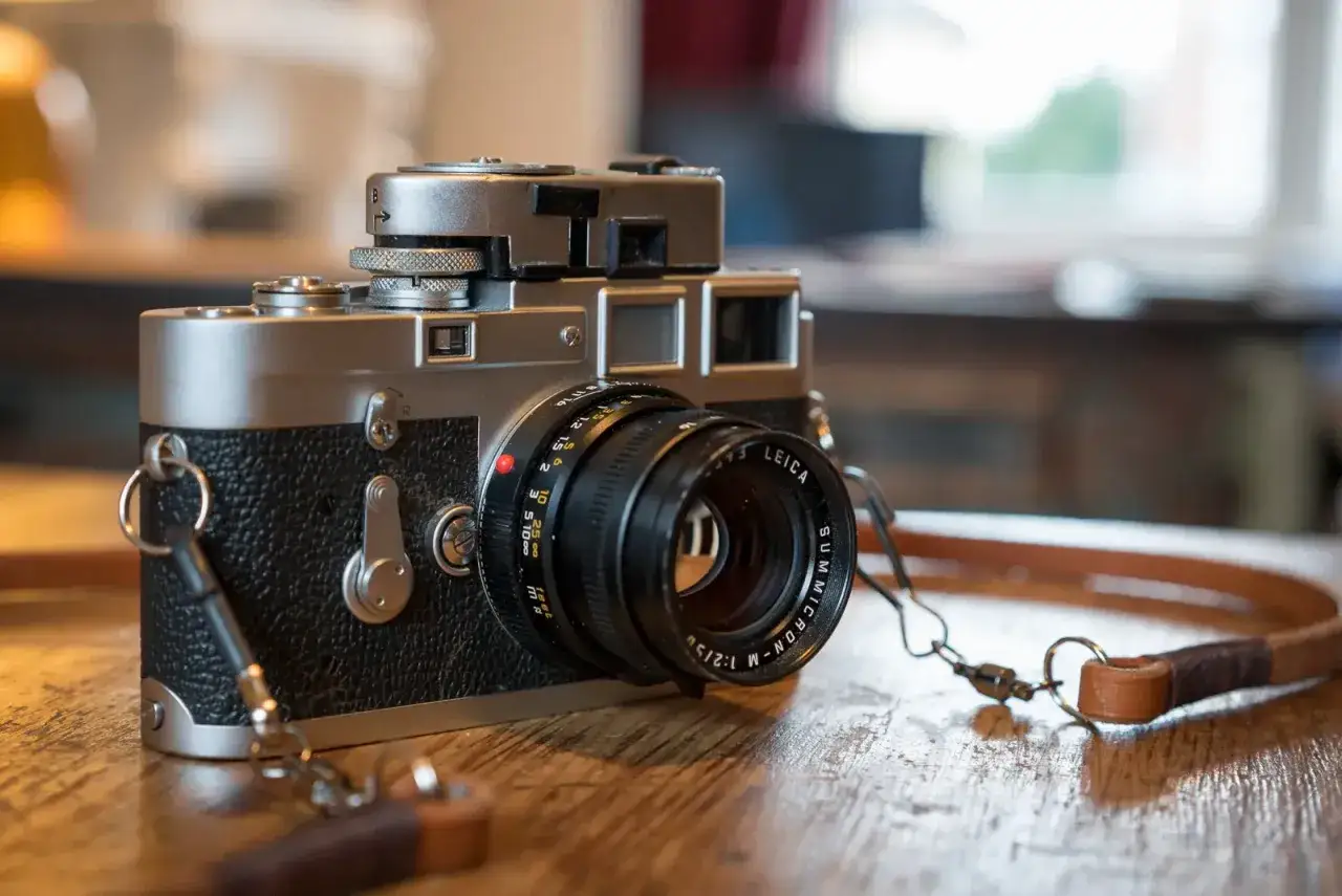 En klassisk Leica M3 med ett Summicron-objektiv, redo att f&aring;nga &ouml;gonblick.