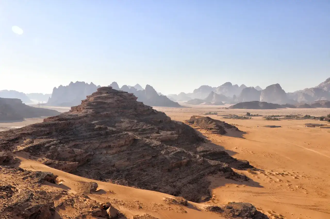 Pustynny krajobraz Wadi Rum w Jordanii. Idealny czas na podróż, kiedy najlepiej lecieć do Jordanii, to wiosna lub jesień.