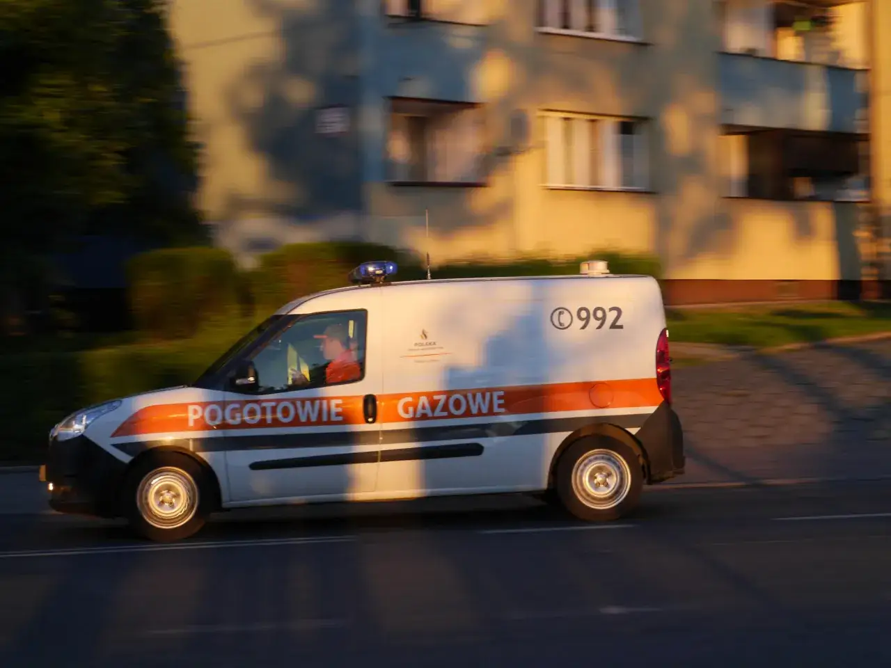 Pogotowie gazowe jedzie do zgłoszenia o brak gazu w domu. Na samochodzie numer 992.