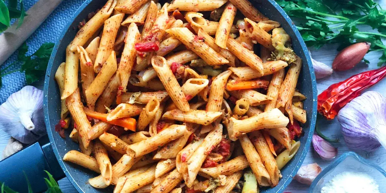 Penne z warzywami i aromatycznym, gotowym sosem pomidorowym. Szybki obiad gotowy w kilka minut.