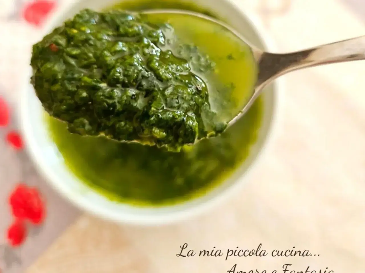 Cucchiaio di pesto senza pinoli, verde brillante, in una ciotola. Un'alternativa gustosa per chi ama i sapori intensi.