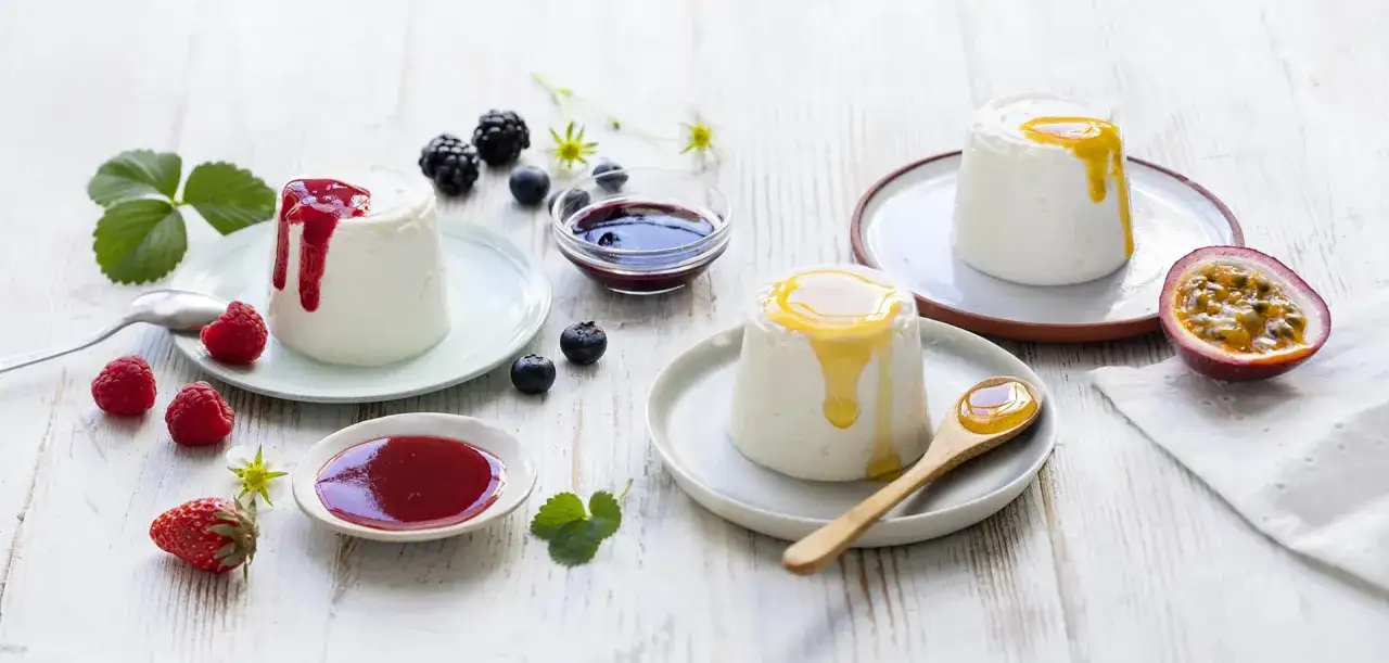 Délicieux desserts lactés, peut-être la différence faisselle et fromage blanc ? Fruits rouges, miel et fruit de la passion accompagnent ces douceurs.