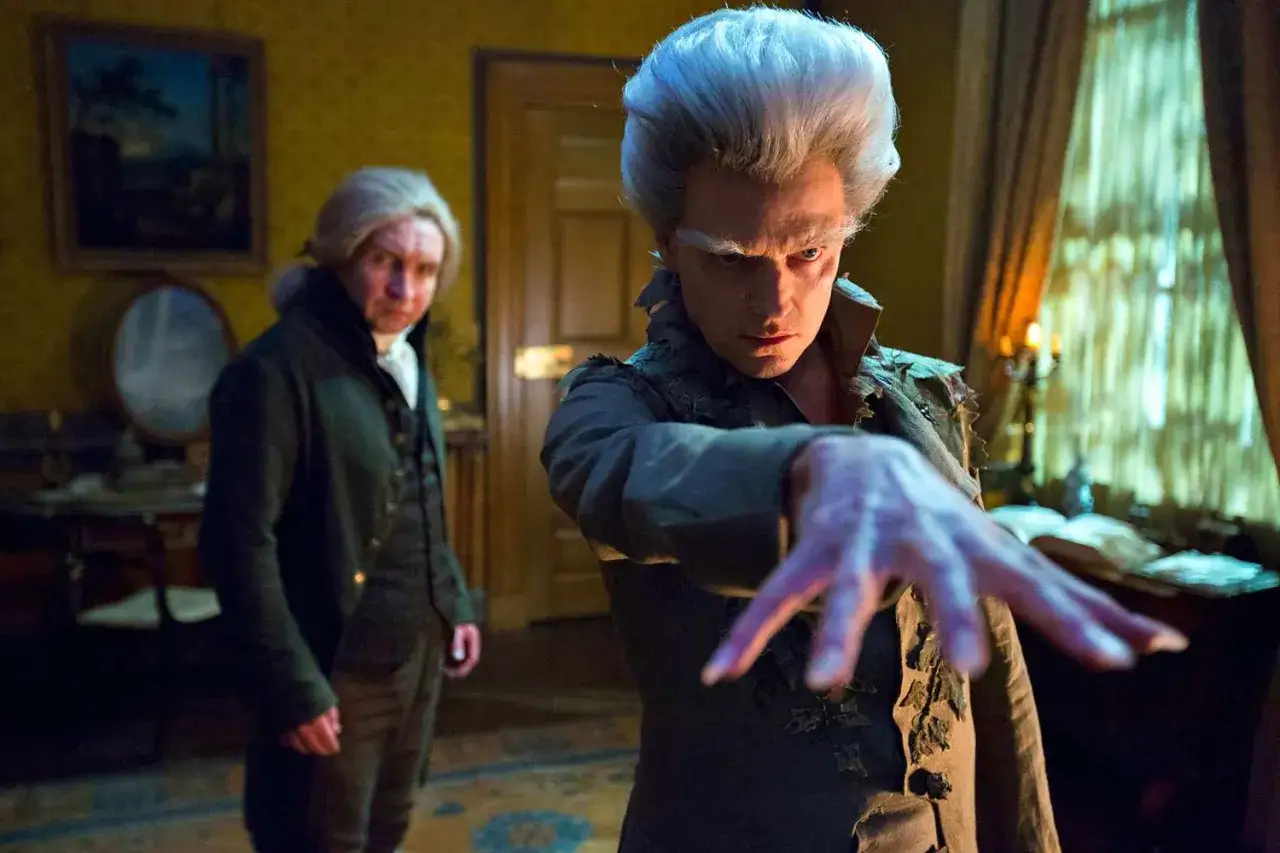 Jonathan Strange i Pan Norrell: magowie w historycznych strojach, jeden z wyciągniętą ręką, drugi w tle.