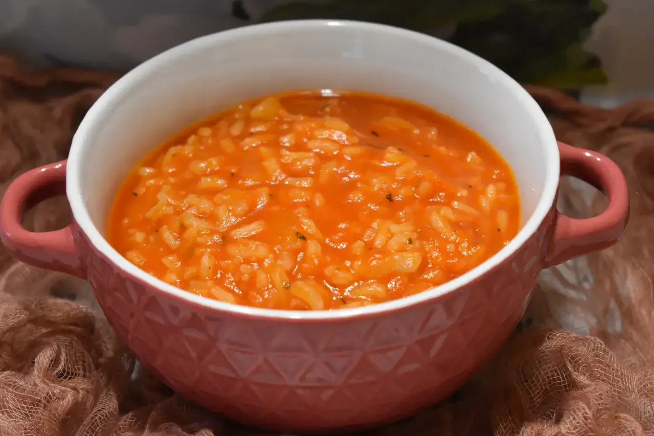 zupa pomidorowa z ryżem i ziołami