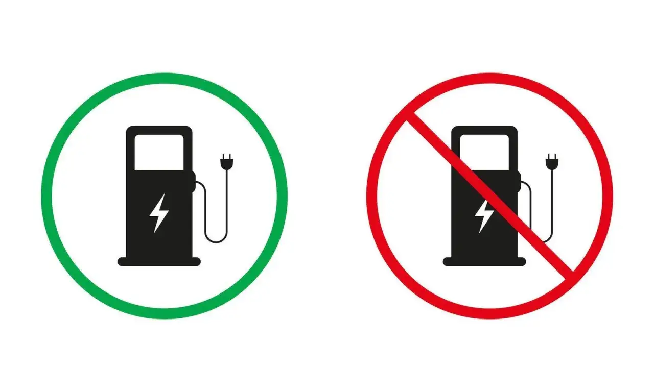 Gr&uuml;nes Schild: Elektroauto-Ladestation erlaubt. Rotes Schild: Elektroauto-Ladestation verboten. Die Bedeutung von Tankstellen Schildern wird hier erkl&auml;rt.