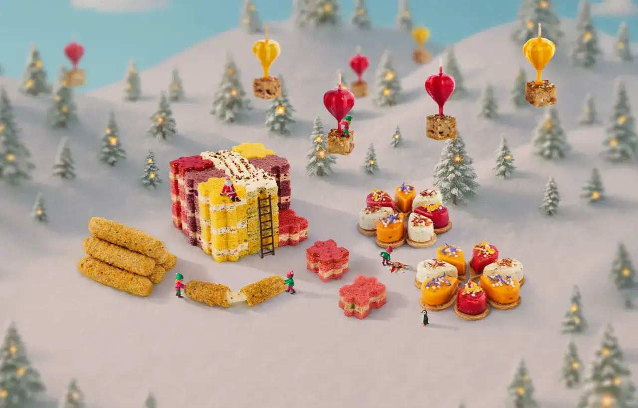 Une scène hivernale féerique avec une **planche apéritif noël** miniature, des petits gâteaux colorés, des bâtonnets de fromage et des figurines.