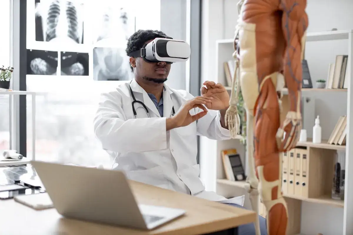 Étudiant en 1ère année médecine à distance, il explore un modèle anatomique en réalité virtuelle.