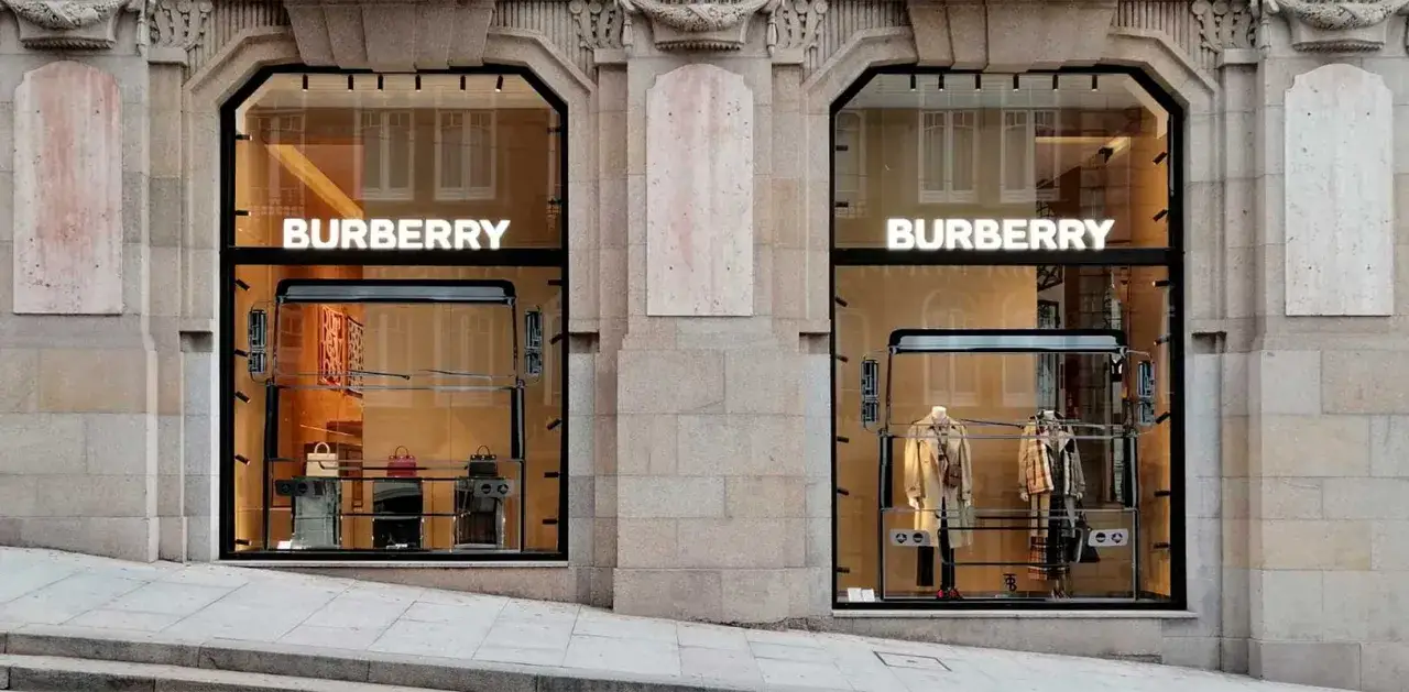 Escaparate de Burberry, un ejemplo de marketing para tiendas que exhibe moda y bolsos de lujo.