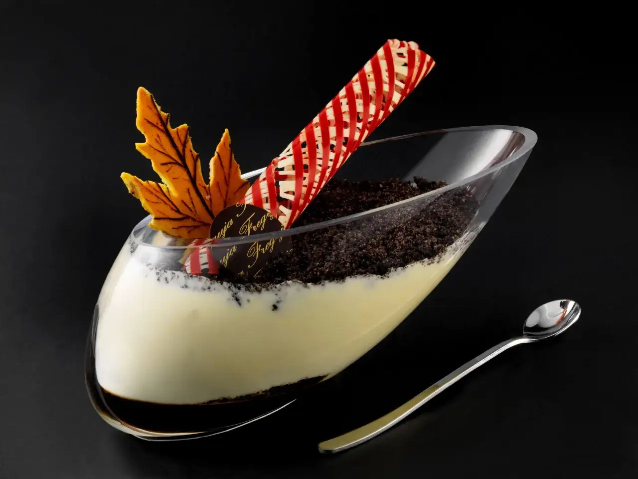 Un elegante tiramisù in coppa, con decorazioni autunnali e un biscotto croccante. Una ricetta da provare!