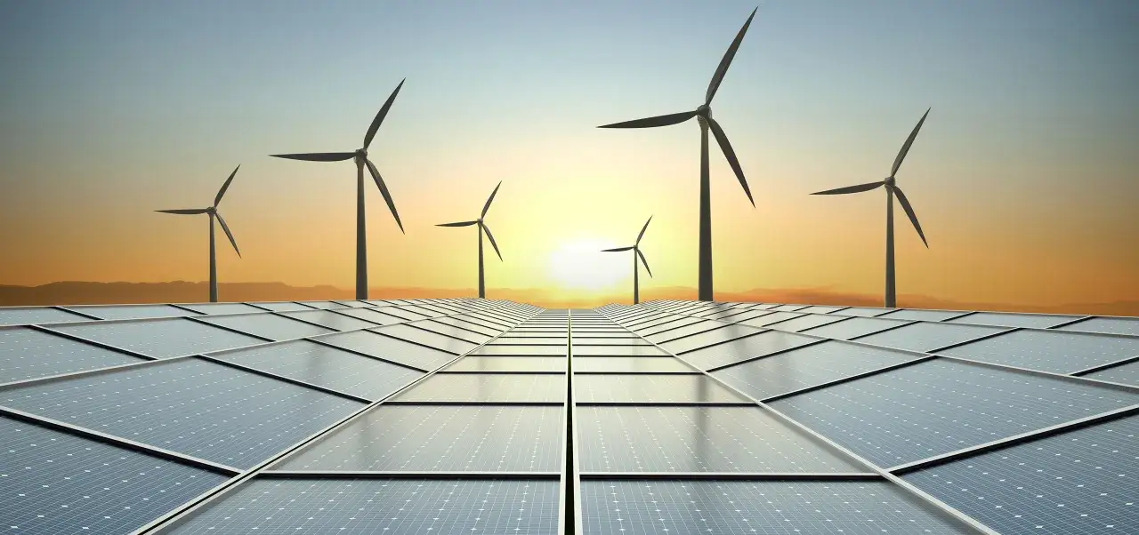 Erneuerbare Energien: Solarpanels und Windräder im Sonnenuntergang erzeugen sauberen Strom, der den **residuallast strom** ausgleicht.