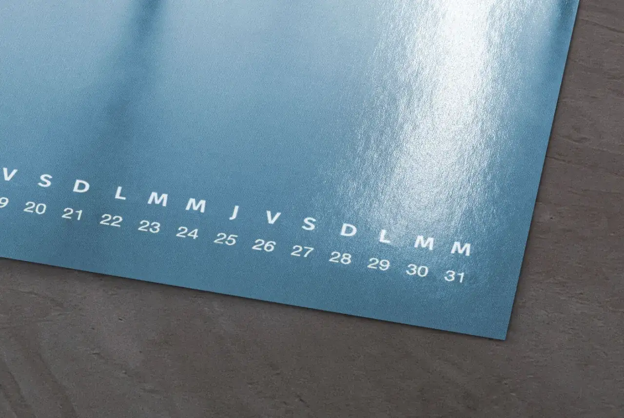 Detalle de calendarios gratis con n&uacute;meros y d&iacute;as de la semana en azul claro.