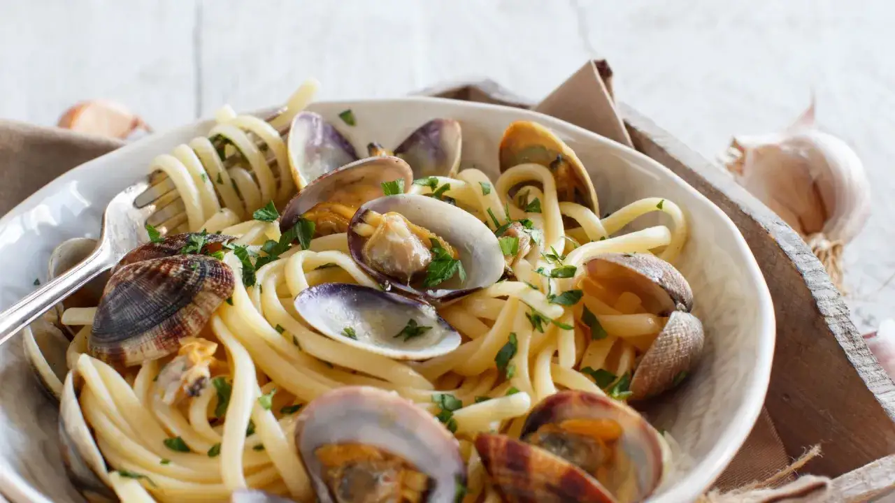 Spaghetti alle vongole, un classico piatto di mare. Pasta bianca condita con vongole fresche, prezzemolo e un filo d'olio.
