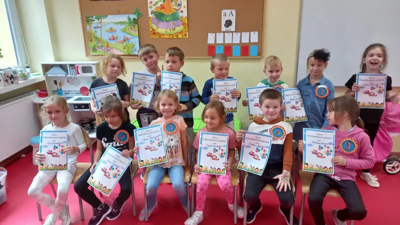 Dzieci z zerówki z dyplomami