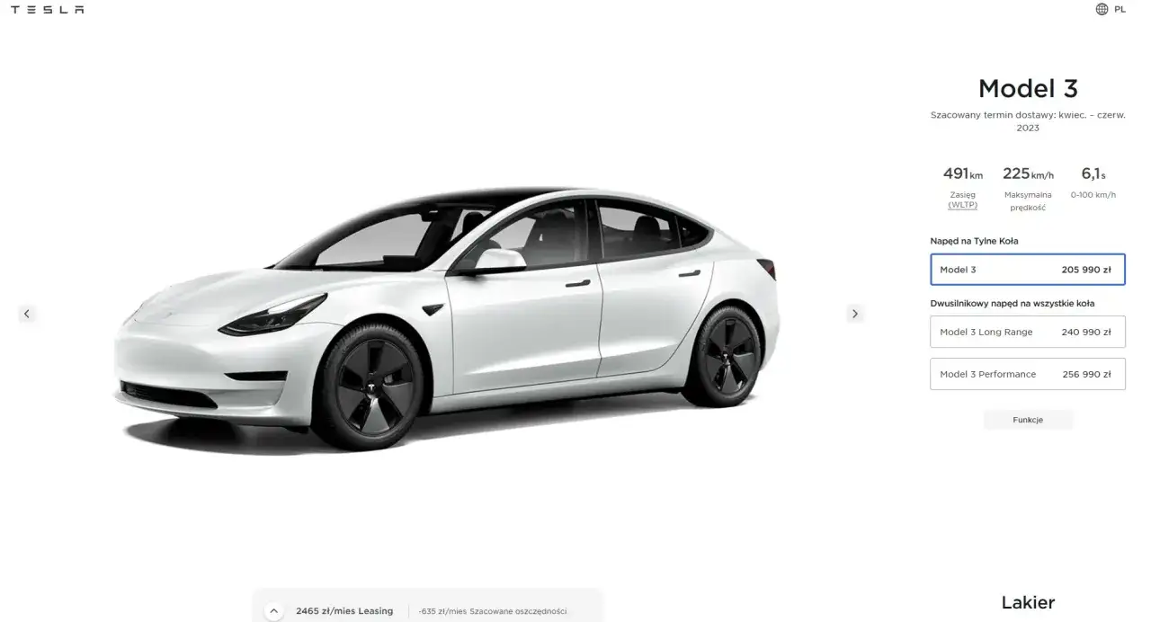 Biała Tesla Model 3, sprawdzam ile kosztuje Tesla. Ceny zaczynają się od 205 990 zł.