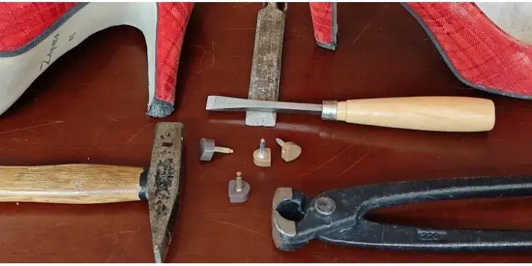 narzędzia do naprawy but&oacute;w w domu, samodzielna wymiana flek&oacute;w