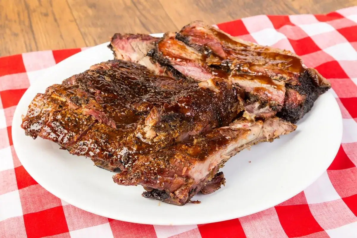 Soczyste żeberka w sosie barbecue, idealne do grillowania. Ta marynata do żeberek sprawi, że będą rozpływać się w ustach.
