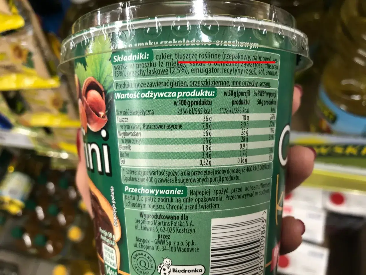 Składniki kremu: cukier, tłuszcze roślinne (rzepakowy, palmowy), serwatka w proszku (z mleka), kakao. Zawiera olej palmowy w mleku modyfikowanym.