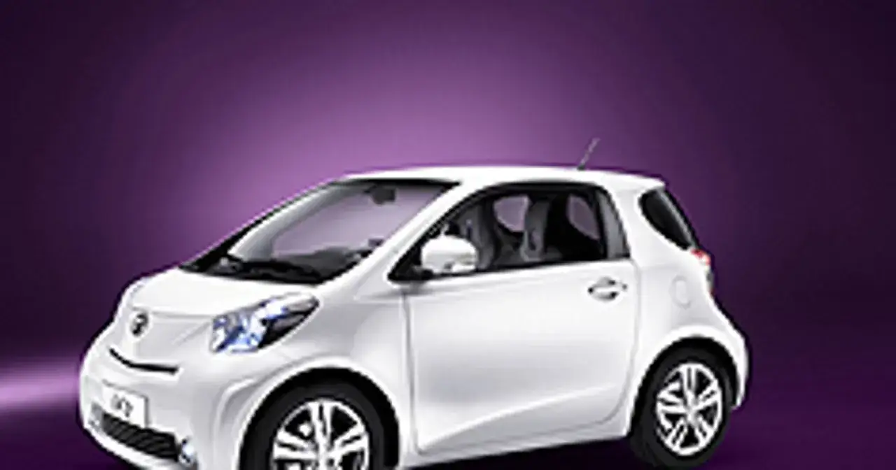 Biała Toyota iQ, kompaktowy samochód miejski, prezentuje się na tle fioletowego gradientu.