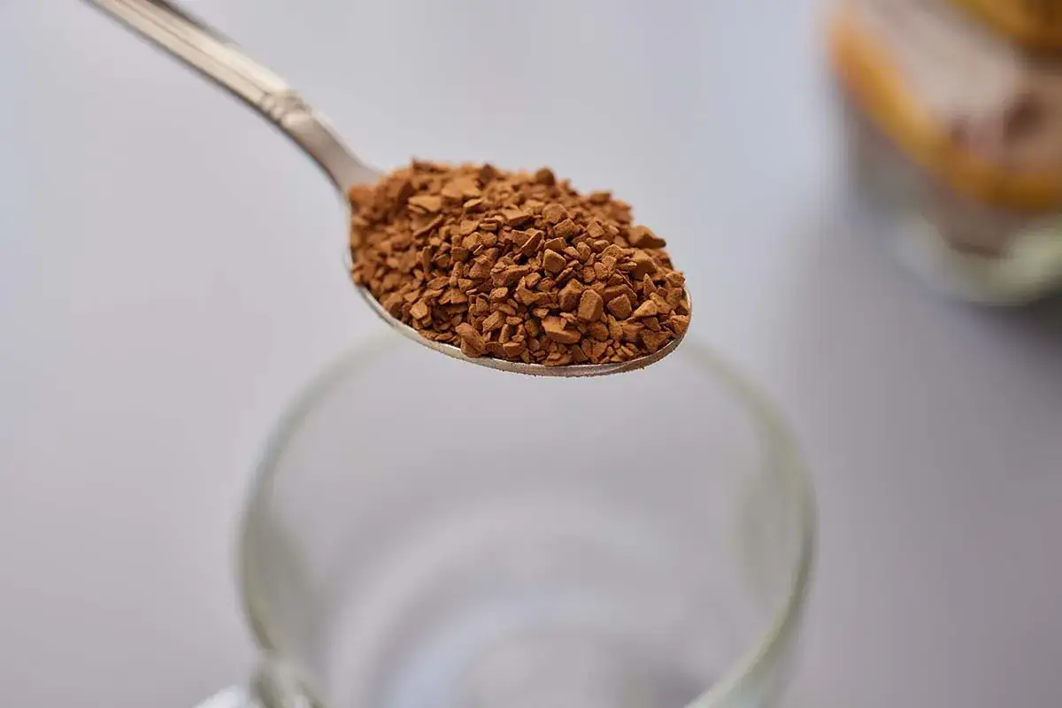 Un cucchiaino di caff&egrave; solubile pronto per essere sciolto in acqua calda. Ecco come si prepara un caff&egrave; veloce.