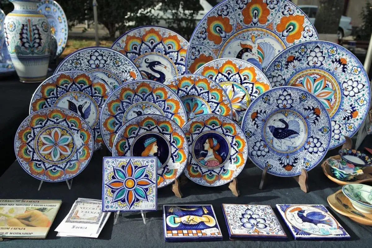 Vasi e piatti decorati a mano, un'esplosione di colori e disegni che raccontano la tradizione della ceramica Italia.