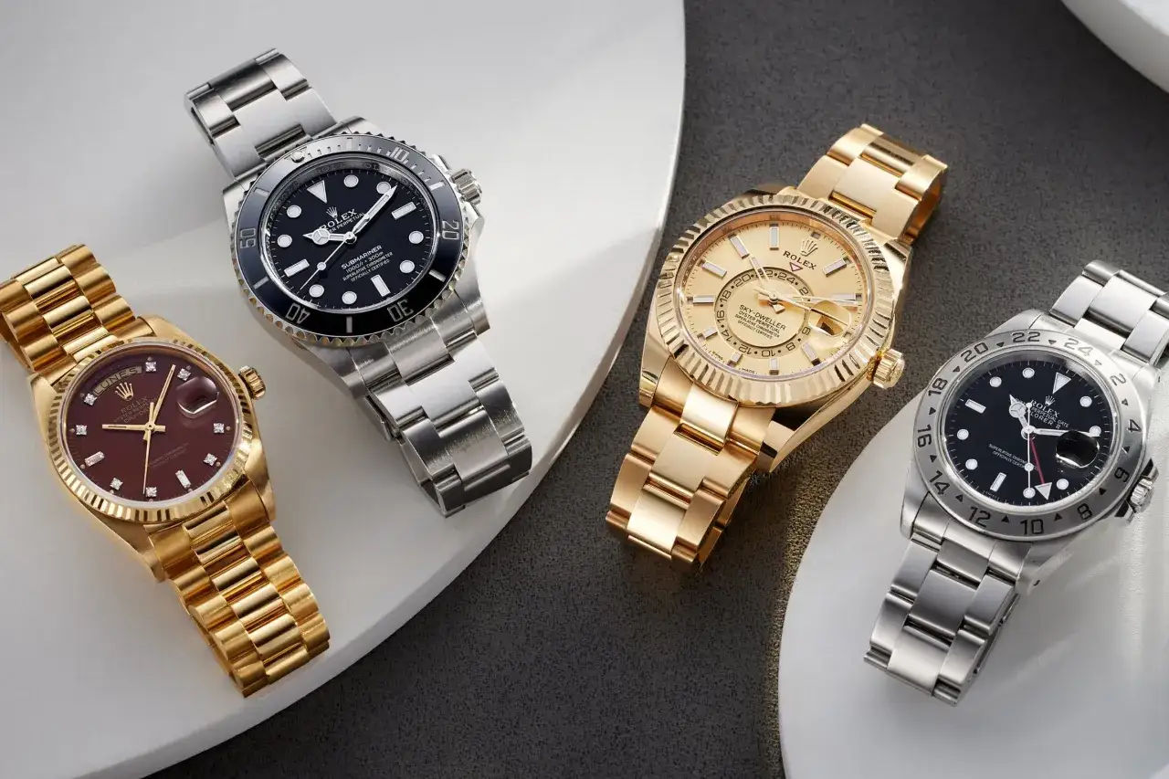 Quattro orologi Rolex di lusso, tra cui un Submariner e uno Sky-Dweller, rappresentano il rolex più venduto.