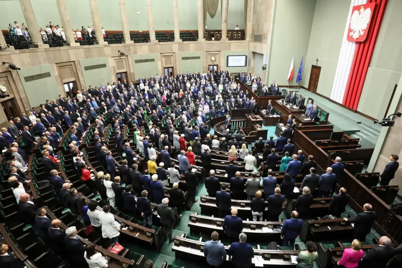 Posłowie w sali sejmowej, dyskusja o amnestii.