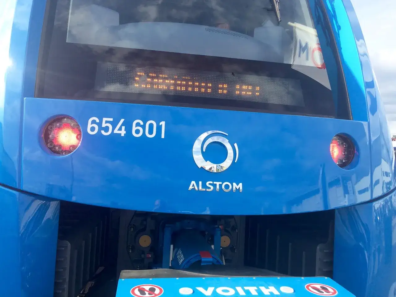 Niebieski pociąg z numerem 654 601 i logo Alstom. To znaczy, że podróż się rozpoczyna!