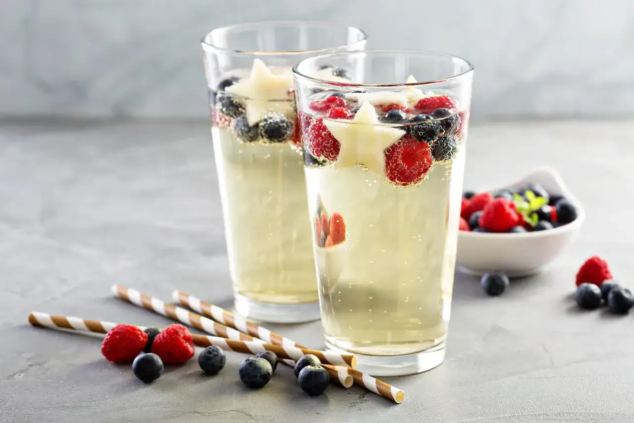 Prosta Sangria Blanca z owocami