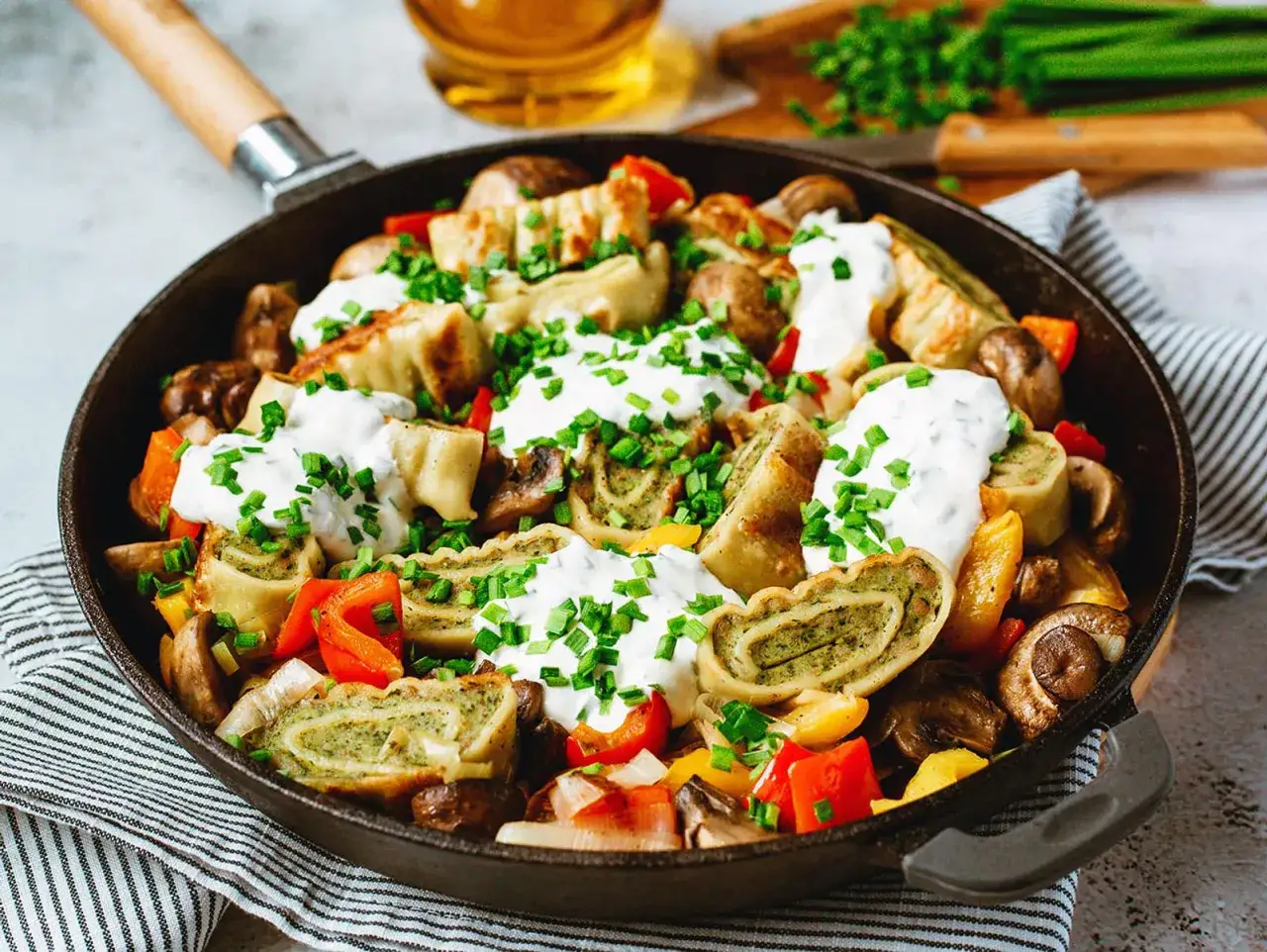Herzhafte Pfannkuchenr&ouml;llchen mit Pilzen und Paprika, garniert mit Kr&auml;utern und Joghurt. Perfekt f&uuml;r schnelle Gerichte!