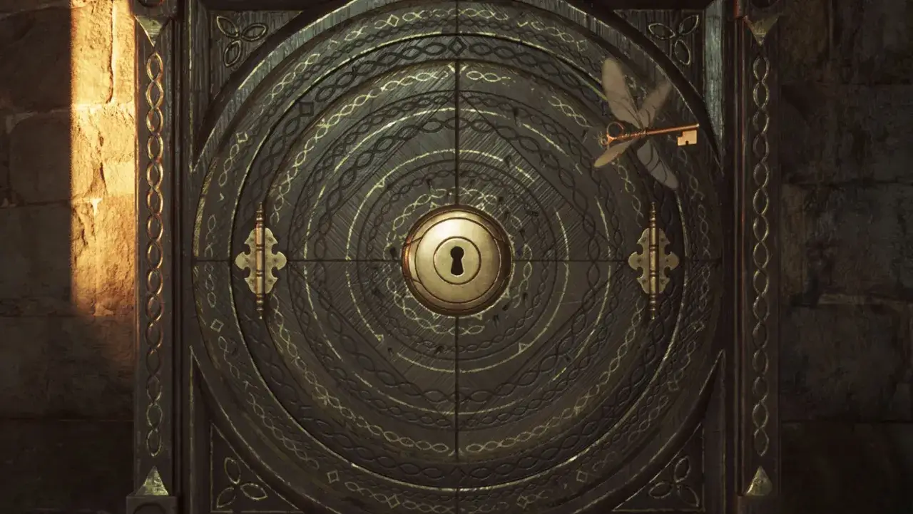 Una llave dorada con alas de libélula se acerca a la cerradura de un portal intrincado, evocando las llaves de Dédalo de Hogwarts Legacy.