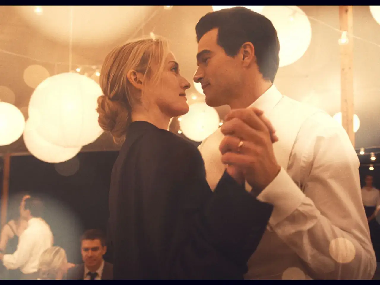 Para tańczy w blasku świateł, tworząc klasyczną american love story.