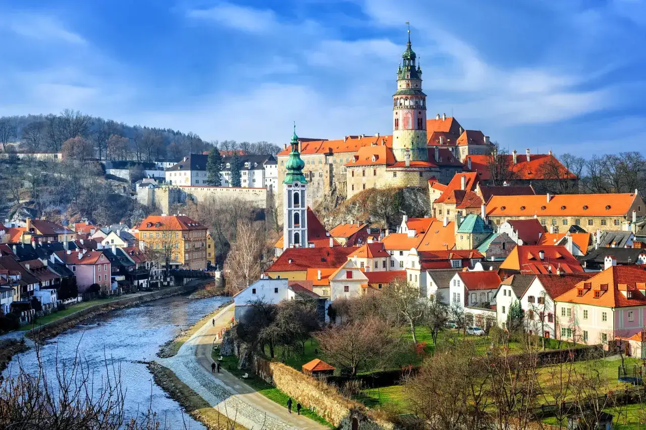 Malownicze czeskie miasteczko z zamkiem na wzgórzu i rzeką. Idealne miejsce na wakacje w Czechach.
