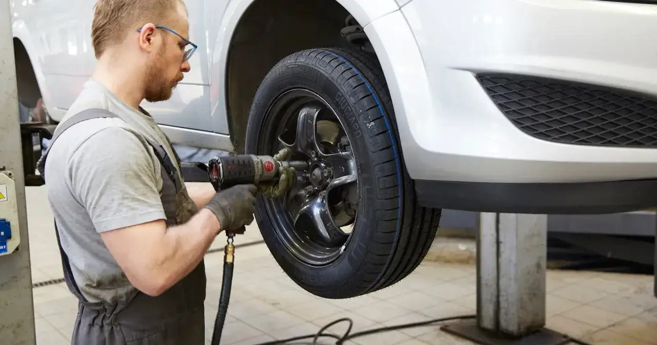 Mechanik używa klucza pneumatycznego do odkręcania śrub koła. Czy można wymienić jedną oponę? Tak, to typowa czynność serwisowa.