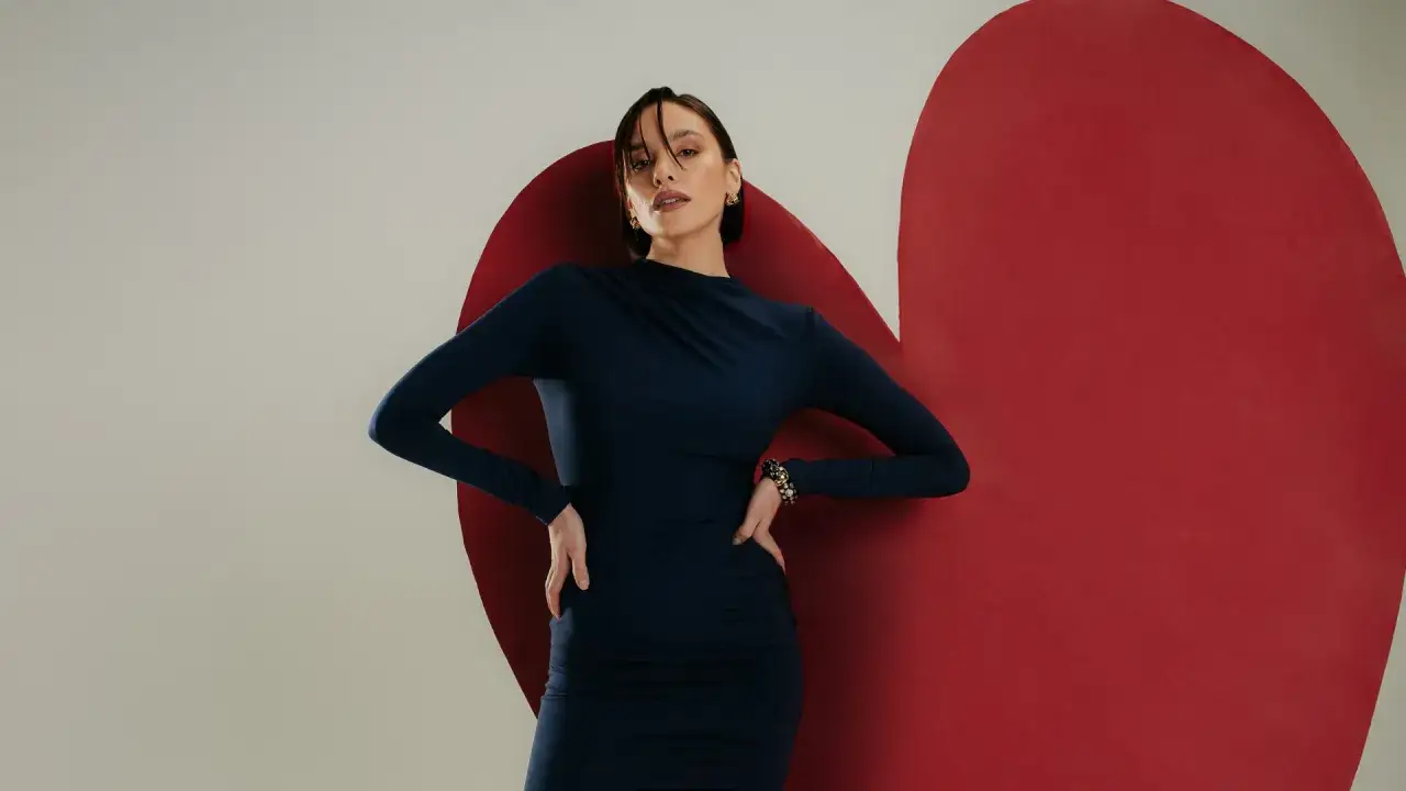 kobieta w czerwonej sukience na randce, elegancka stylizacja walentynkowa