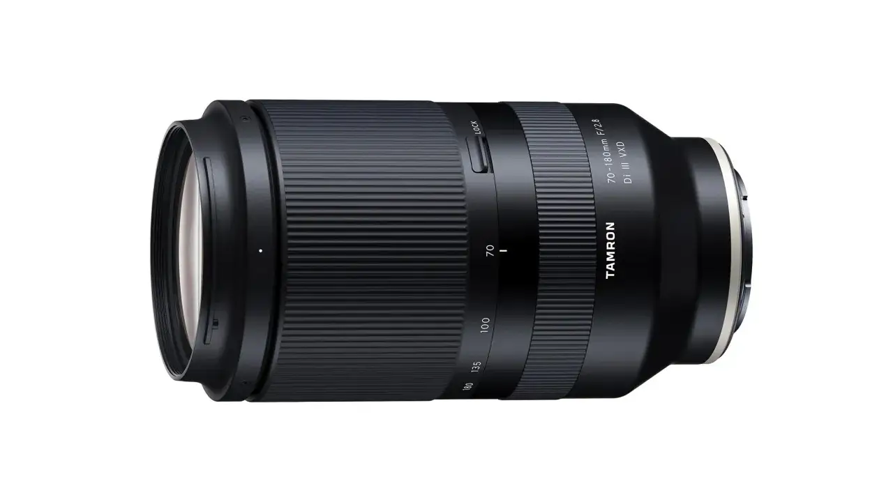 Obiettivo Tamron 70-180mm f/2.8 Di III VXD, pronto per catturare ogni dettaglio con la sua versatilità.