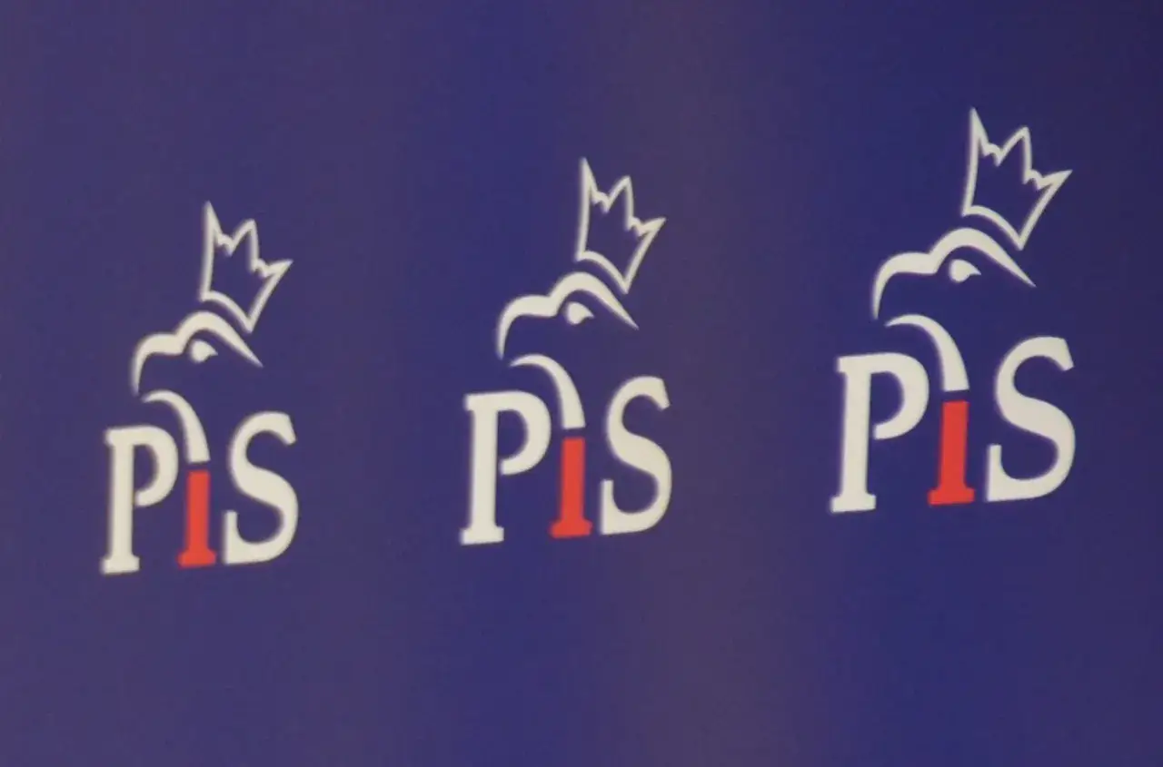 Trzy logotypy PiS na granatowym tle. W tle dyskusja o prawdzie o finansowaniu kampanii PiS i decyzjach PKW o odebraniu dotacji.