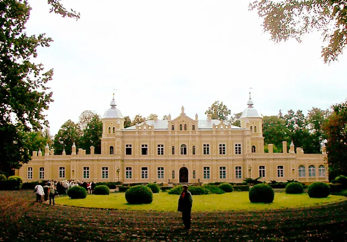 Piękny pałac w Golejewku z charakterystycznymi wieżyczkami i zadbanym ogrodem.