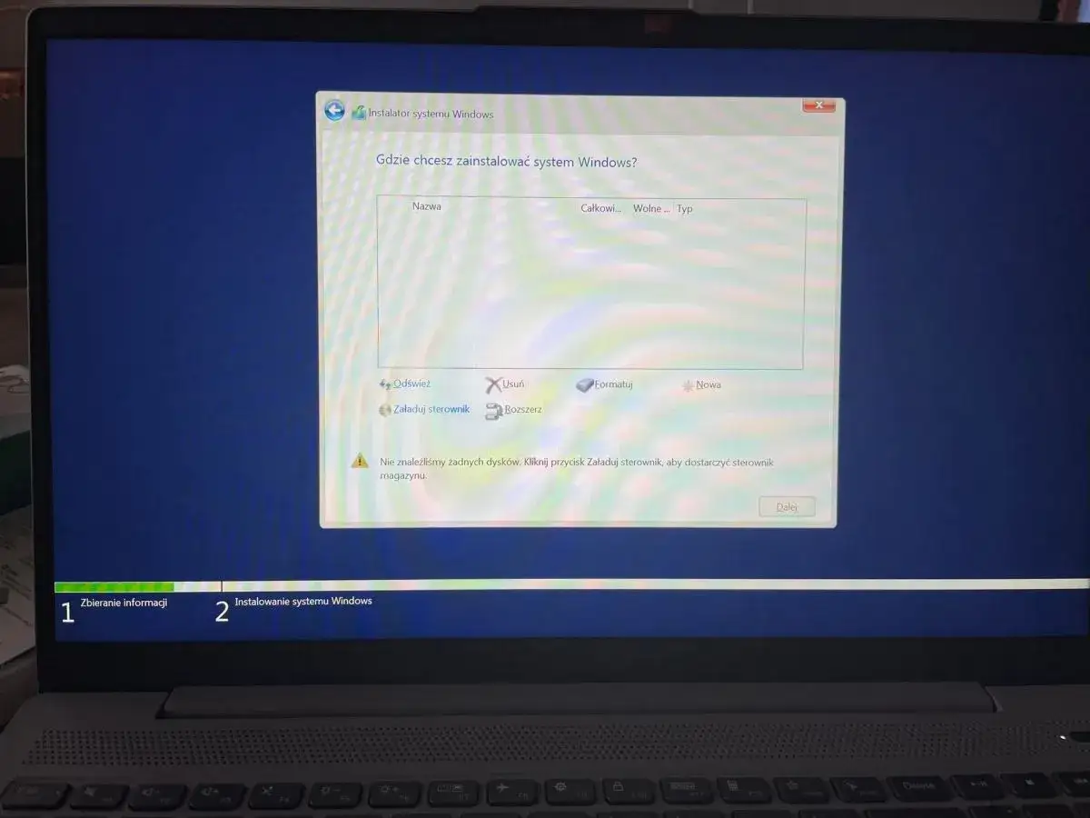 Instalator Windows prosi o wybór partycji. Brak dysków, potrzebny sterownik z nośnika.