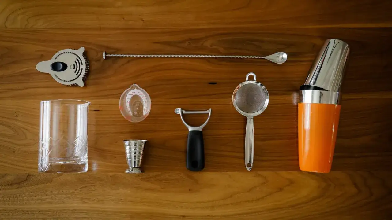 Narzędzia do miksologii: shaker, szklanka, miarka, sitko, łyżka barmańska, obieraczka.