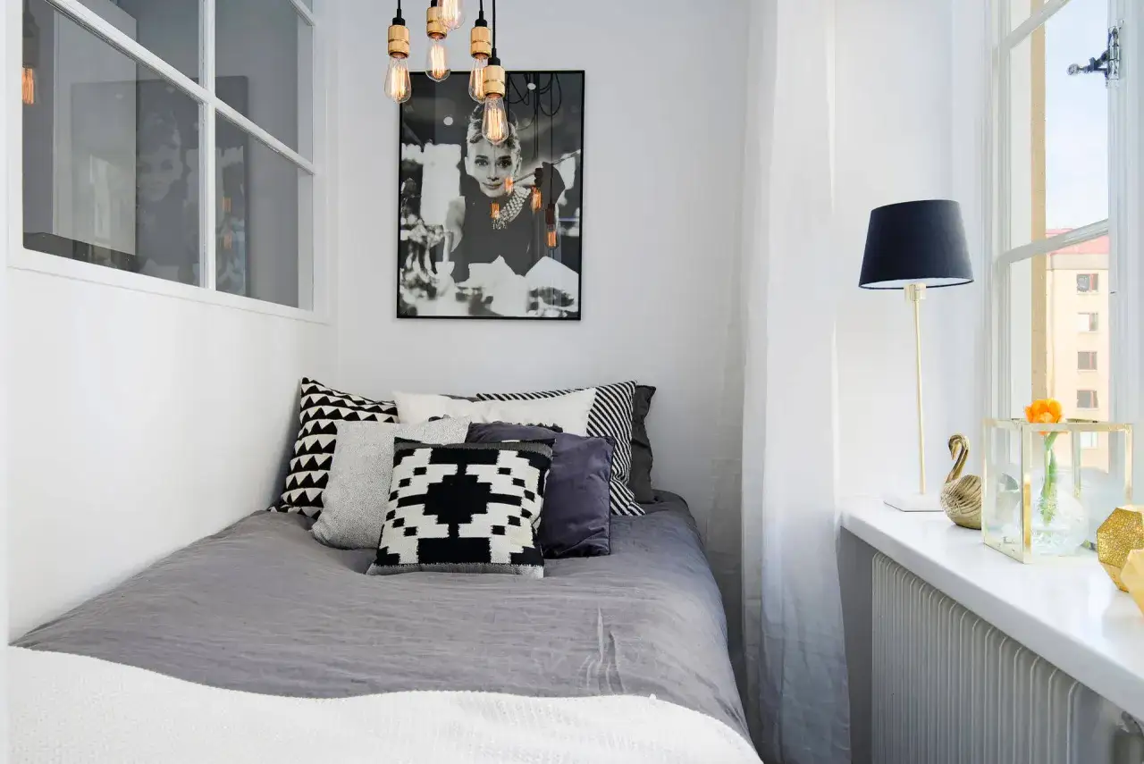 Ett mysigt sovrum med Audrey Hepburn-poster och många kuddar. Frågan är hur litet får ett sovrum vara?