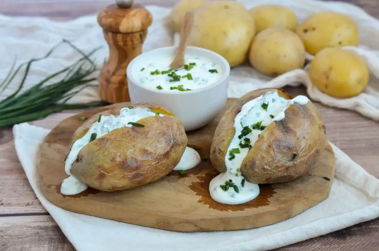 Pommes de terre au four, garnies de crème et ciboulette. Pour la raclette, faut il éplucher les pommes de terre ? Non, la peau est délicieuse !