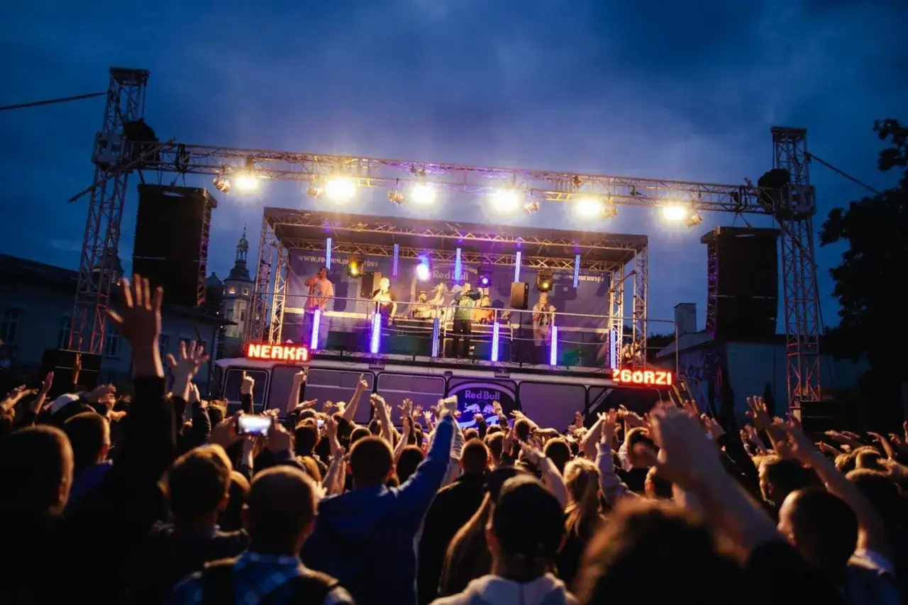 Na scenie Nerka i Zgorze, tłum na koncercie rap, ręce w górze, nocne światła, Red Bull daje moc!