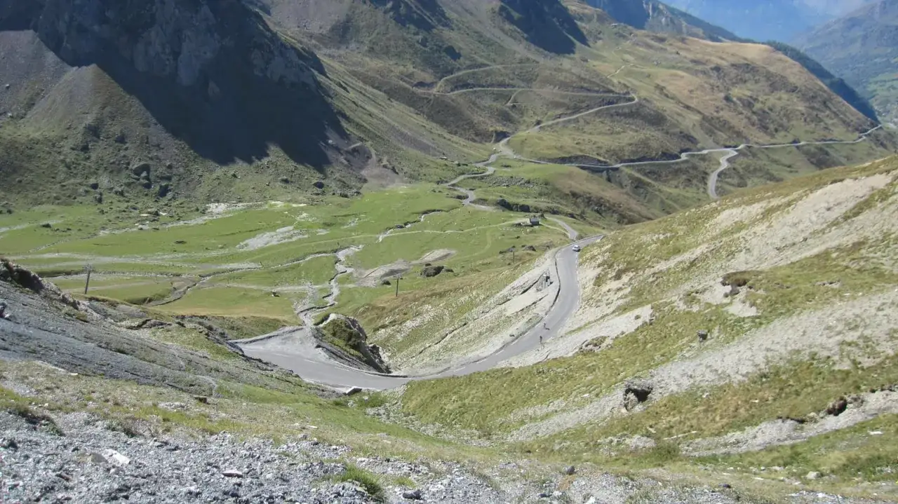 Carretera serpenteante en los Pirineos, un viaje por los pasos de monta&ntilde;a.
