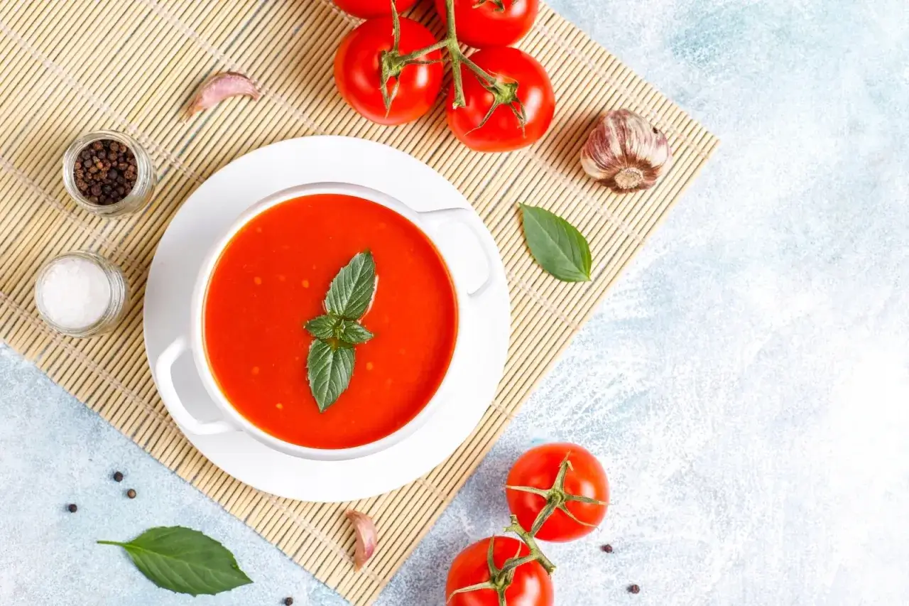 Zupa pomidorowa z bazylią, czosnkiem i pieprzem. Idealne jakie przyprawy do zupy pomidorowej.