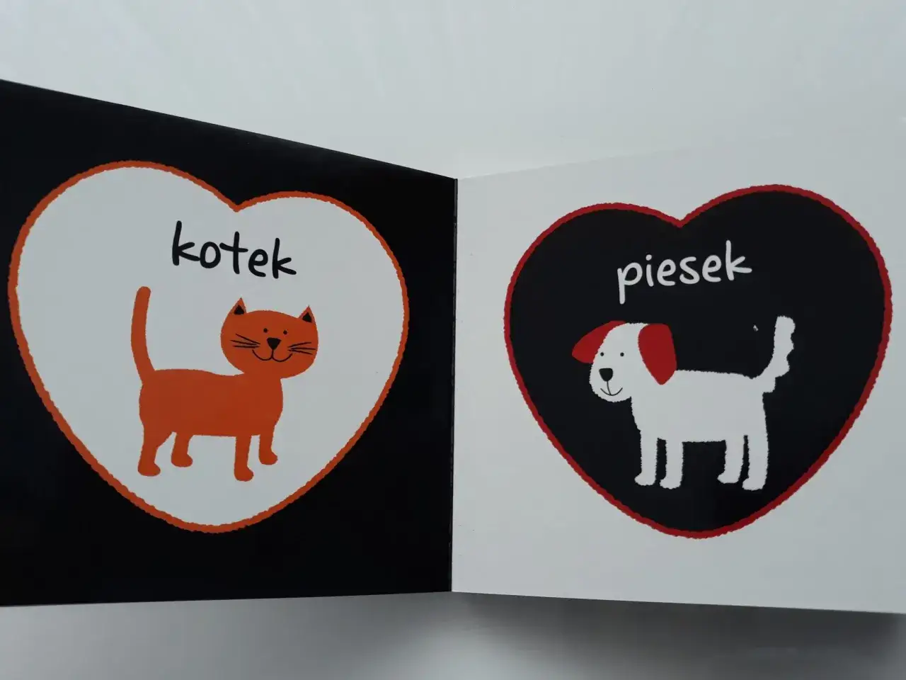 Od kiedy ksiazeczki kontrastowe, maluch poznaje kotka i pieska. Proste, czarno-białe ilustracje w kształcie serca.