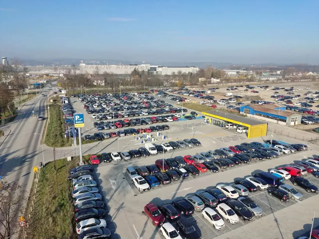 Duży parking przy lotnisku Kraków Balice. Czy które lotnisko większe Kraków czy Katowice? To pytanie zadaje sobie wielu podróżnych.