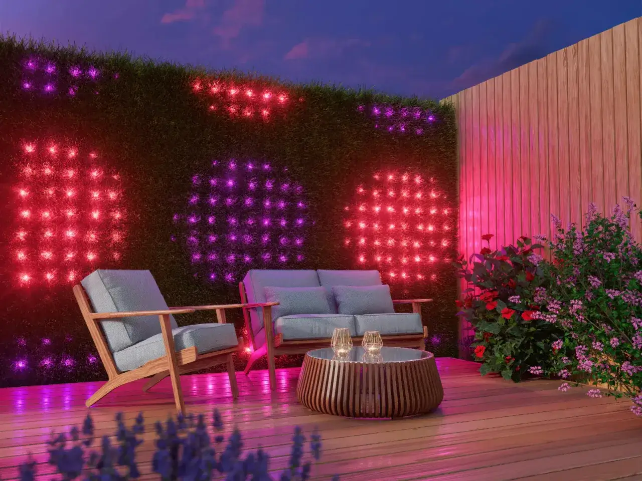 Un patio moderno con luces LED rojas y moradas que crean un ambiente mágico. ¿Es esto posible gracias a que es Zigbee?