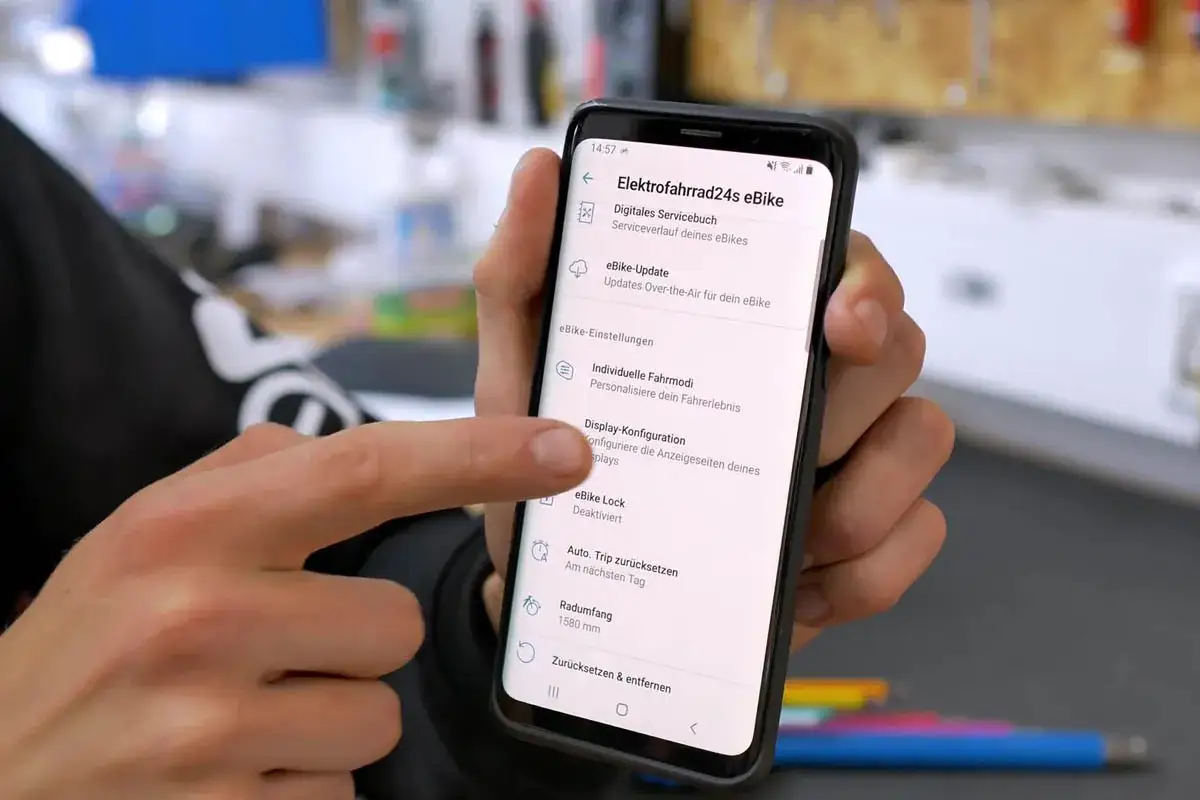 Ein Finger tippt auf dem Smartphone auf