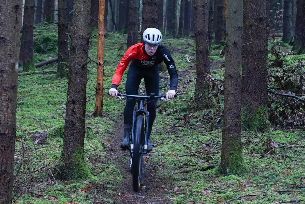 Kolarz MTB w lesie, zastanawiam się, jaka średnia prędkość na rowerze MTB w takich warunkach.